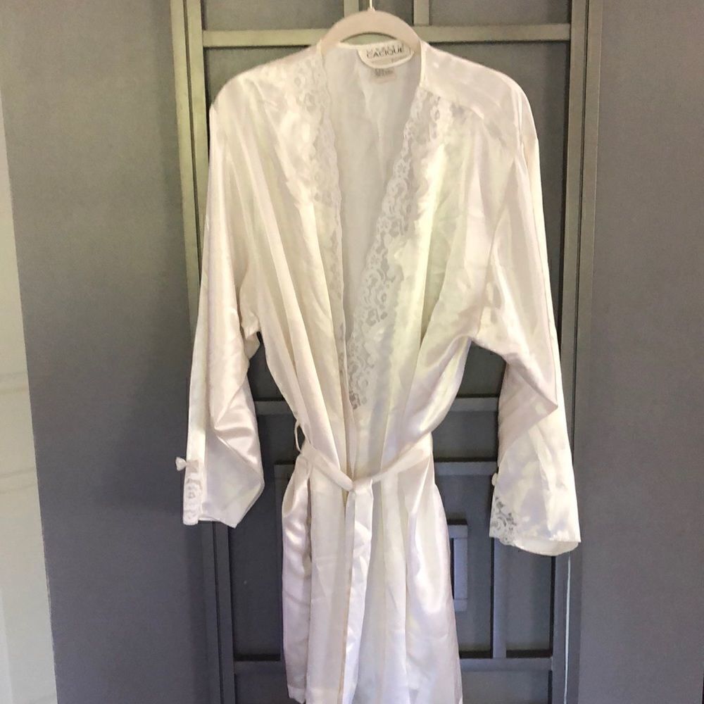 Cacique White satin robe with lace. Size L